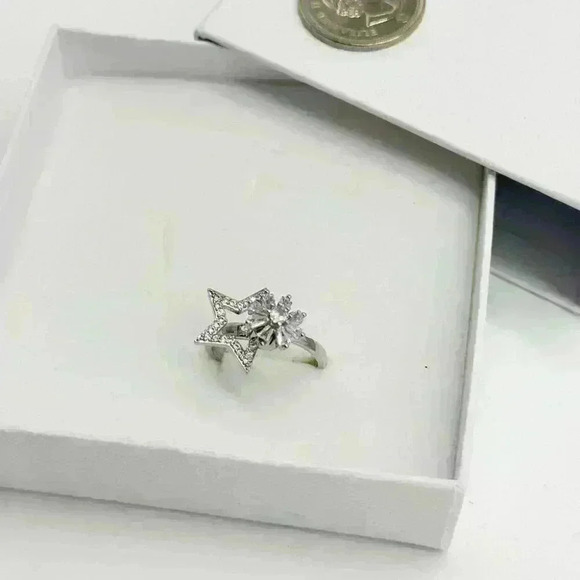 Gorgeous silver colored star sparkle rhinestone adjustable spinning top ring - Picture 2 of 6